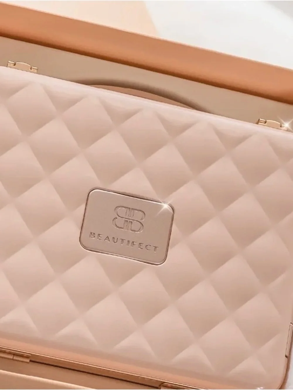 The Beautifect Box in Gold.